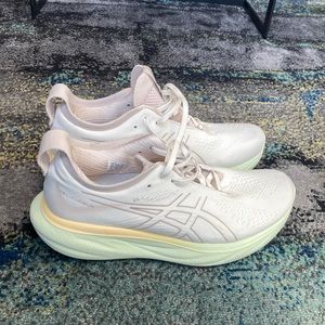 Asics Gel Nimbus 25 Cream/Fawn for softer and smoother run.